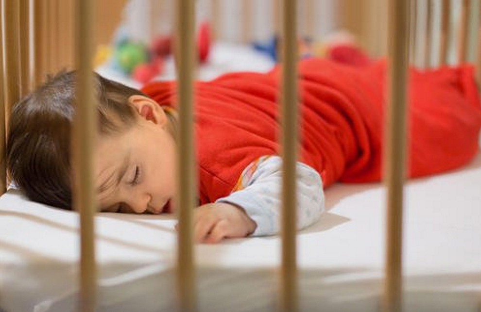 宝宝喜欢“趴睡”，家长需要干涉吗？趴着睡的2个原因家长要了解 - 6