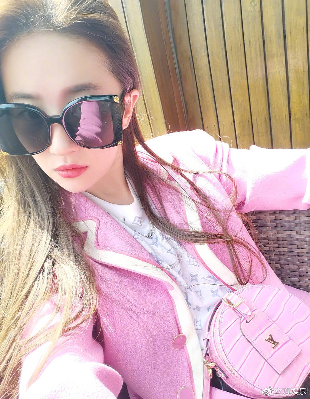 刘亦菲分享自拍美照 戴墨镜穿粉色外套甜美酷飒 - 2