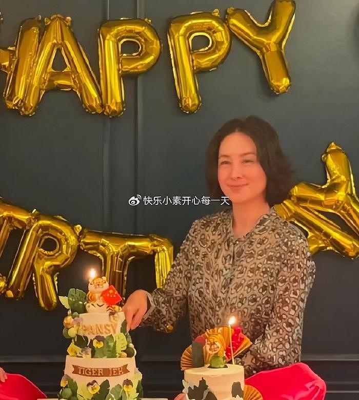 何超琼手拿“老虎”迎接62岁，干女儿陪她庆生，琼姐好开心呀 - 1