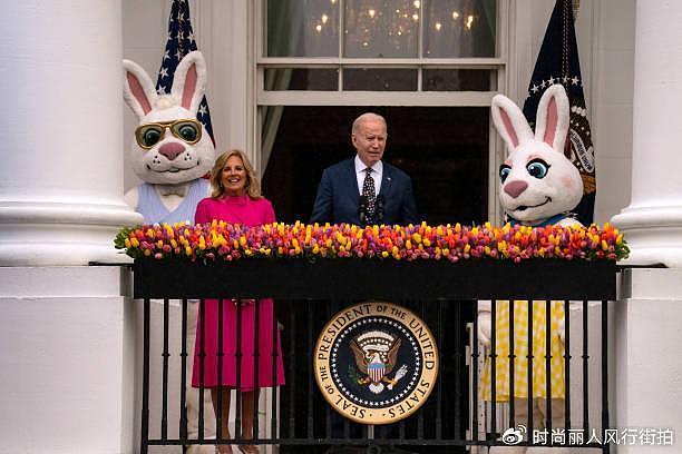 拜登夫妇在白宫庆祝复活节好欢乐！充满童趣，夫人穿粉色大衣惊艳 - 10