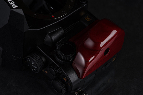 消息称宾得KP J Limited相机定制手柄将单独发售，采用胡桃木制造 - 3