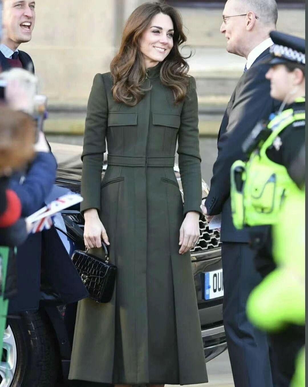 凯特王妃40岁首现身，蓝色大衣配喇叭裤时髦优雅，成皇室穿搭模版 - 11