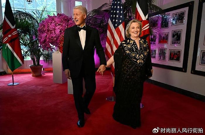 76岁希拉里和克林顿牵手出席白宫国宴！穿刺绣长袍风采依旧，霸气 - 7