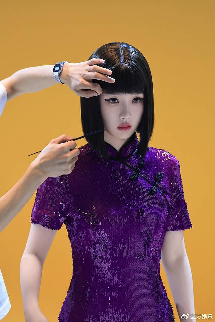 虞书欣穿紫色旗袍化身AI机器人 表情冷冽曲线玲珑 - 1