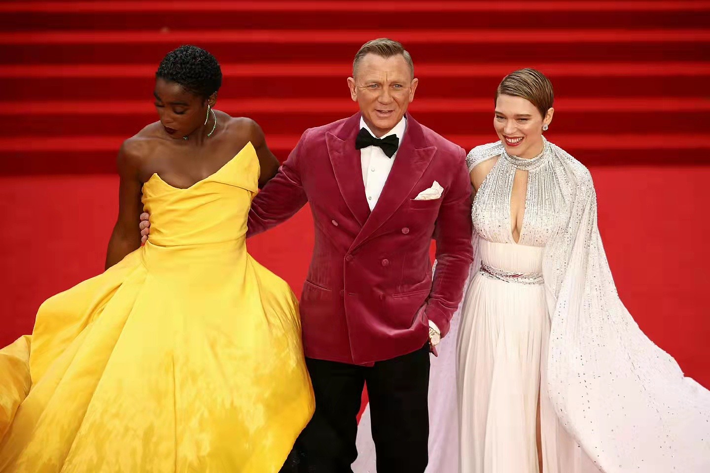 007世界首映礼，各路明星齐上阵，邦女郎安娜德穿高开叉礼服超美 - 2