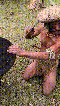 搞笑GIF：不小心闯进了原始人部落，据说这是在做帽子 - 3