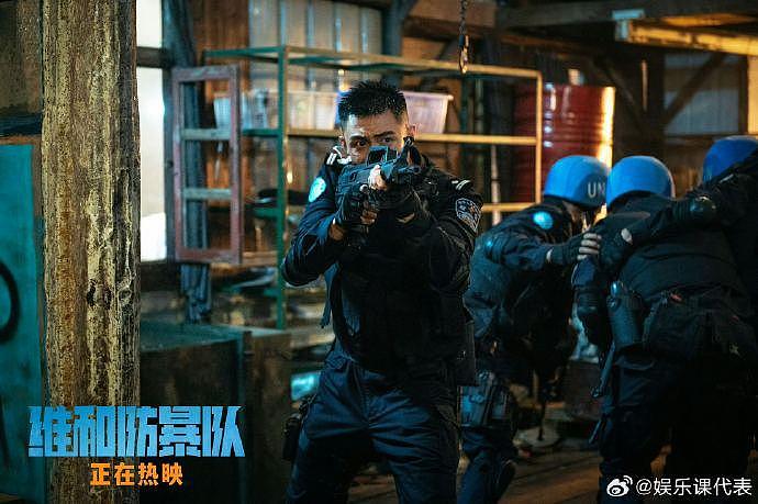 《维和防暴队》黄景瑜雨夜营救王一博的戏，需要和外籍演员近身缠斗 - 8