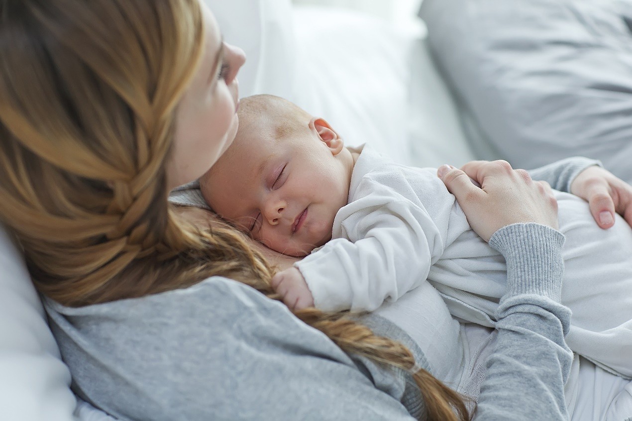 夜奶除了时间，哺乳姿势的选择也很重要，宝妈和新生儿都能受益 - 2