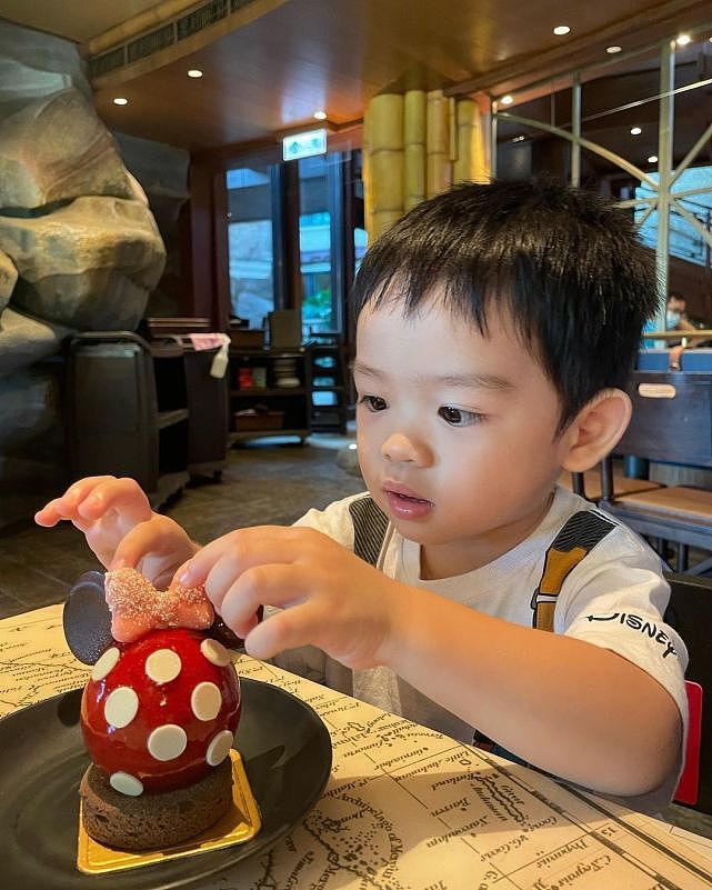 前TVB艺人陈智燊为儿子庆祝4岁生日 一家四口去游玩买玩具庆生 - 7