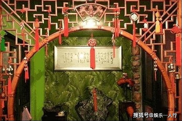 艺术家巩汉林的家，装修风格中式，家门口还挂了红灯笼 - 4