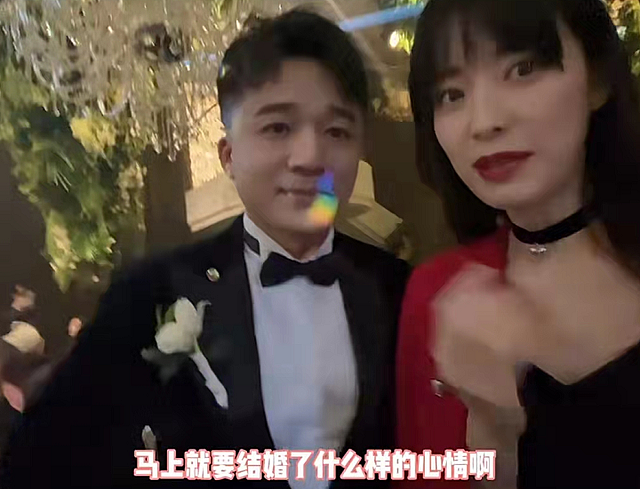 35岁主持人赵琦鑫办婚礼，与新娘拥抱亲吻好温馨，女方颜值高 - 1