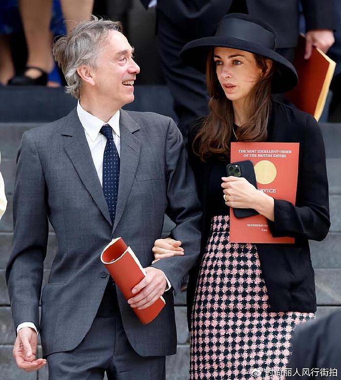 英国罗丝和丈夫风光亮相！12岁儿子给查尔斯提袍，却不用乔治王子 - 11