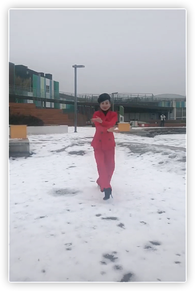 朱军51岁妻子谭梅雪地跳舞，穿红西装细高跟显眼，舞姿获网友夸赞 - 2