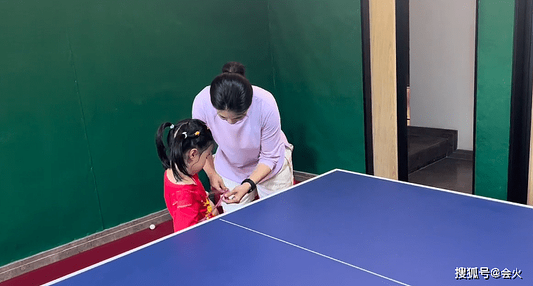 奥运冠军王楠6岁女儿太辛苦！胳膊上绑绳练球技，小脸通红全是汗 - 3