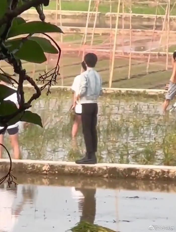 易烊千玺湖南拍宣传片被偶遇 田间拍摄好自然帅气 - 8