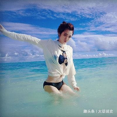 33岁王晓晨到底有多撩？看到她的泳装剧照后，网友：出水芙蓉 - 5