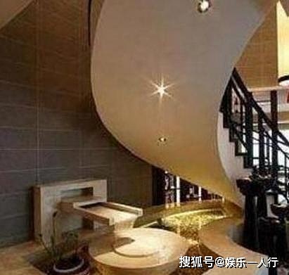 带你看看胡歌在北京的豪宅，楼梯下面做了喷水池，预示财运滚滚来 - 3