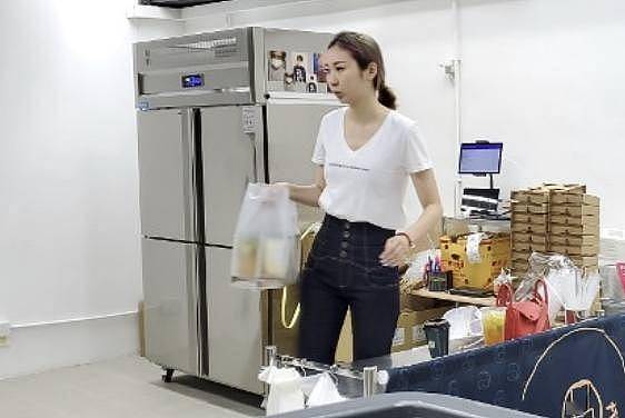 香港著名女星逆境下开奶茶店，亲自制作饮品，冒雨派发传单做宣传 - 2