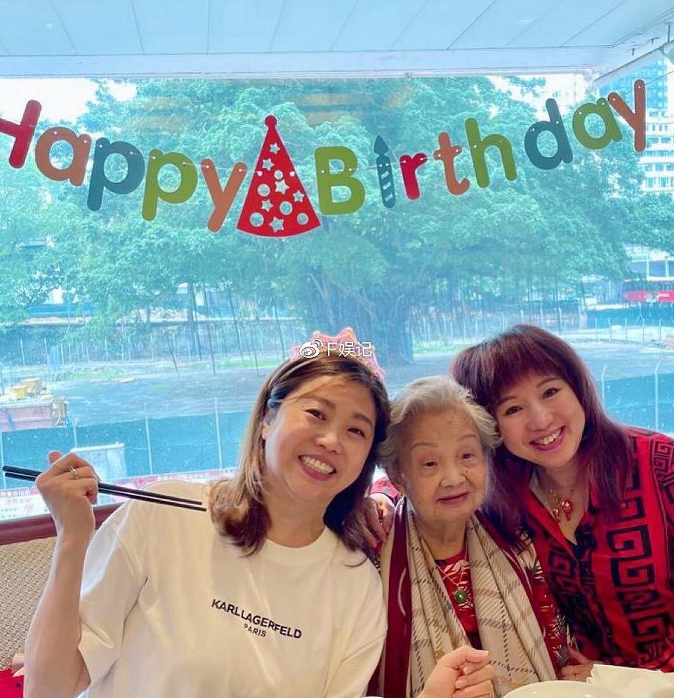 梅小惠和91岁妈妈一起庆祝生日 四代同堂一大家人开心合影 - 4