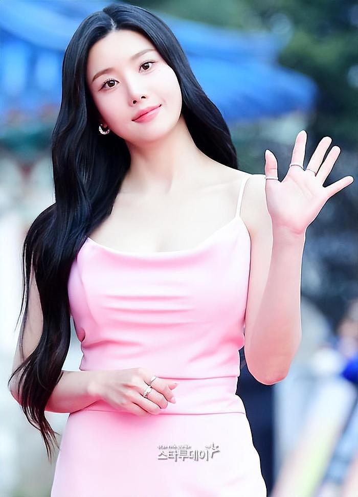 韩国知名女星，颁奖礼红毯上，与男主持人牵手方式，引发韩网热议 - 5
