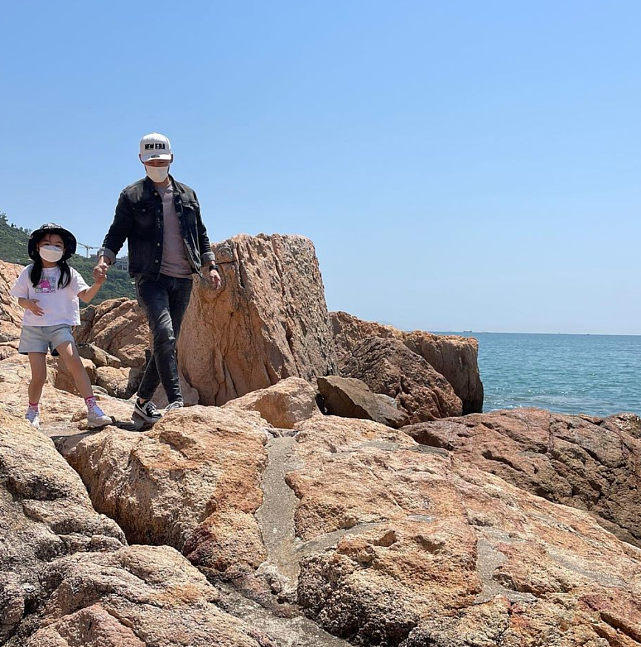 TVB男艺人徐荣是港圈中的女儿奴 牵着女儿手逛街和去海边看海 - 7