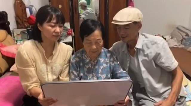 张静初为奶奶庆祝100岁生日，悼念因胃癌去世的父亲，发文引泪目 - 7