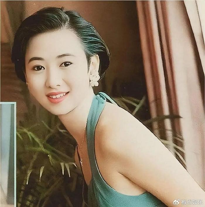 翁虹一家三口被偶遇！16岁女儿颜值逆天似阿娇，二婚老公年轻帅气 - 11