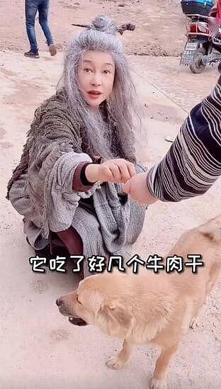 68岁刘晓庆近照，与流浪狗互动有爱心，“白发魔女”造型太抢镜 - 1