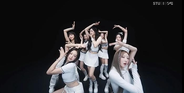出道2个月，韩国人气女团，公开表演视频，舞步优雅视觉冲击强烈 - 3