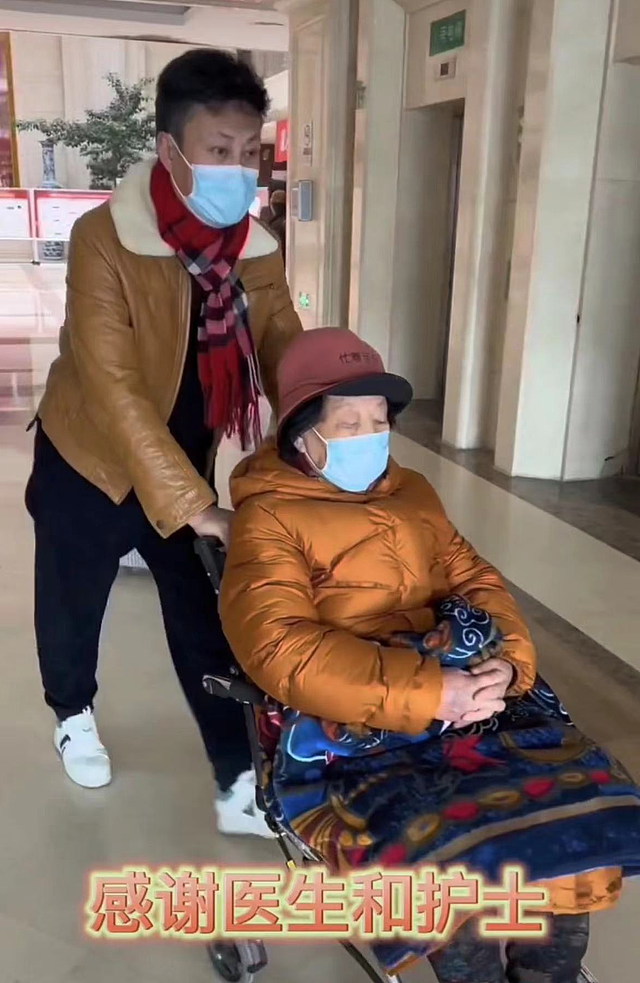 52岁耿为华在医院照顾老母亲，推轮椅忙前忙后，苍老许多无人认出 - 3