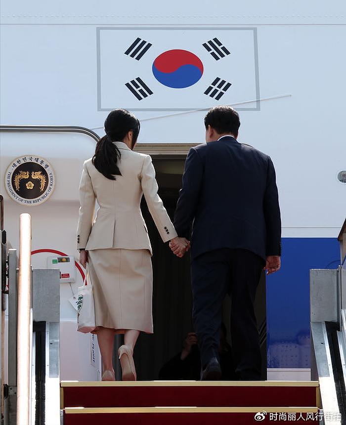 韩国第一夫人今年首次出国访问！一身米色套装好美，脸又嫩了很多 - 3