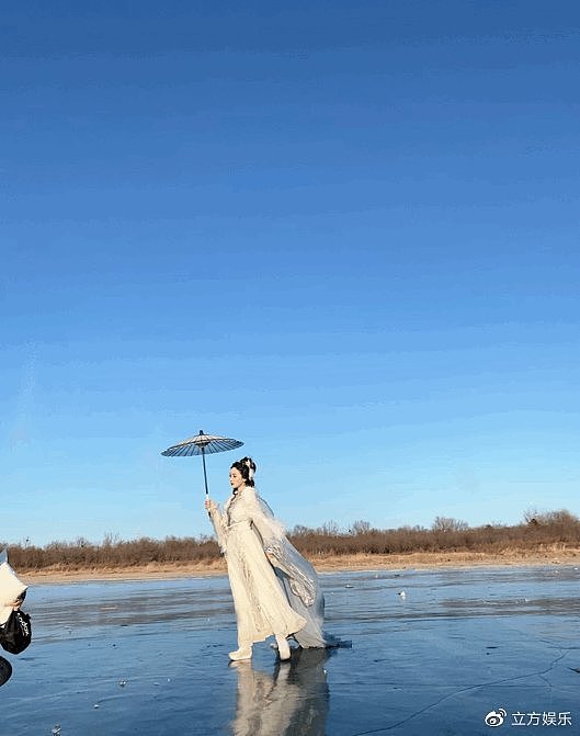 古力娜扎古风写真拍摄路透曝光 着青衣于冰面撑伞仙气飘飘 - 2