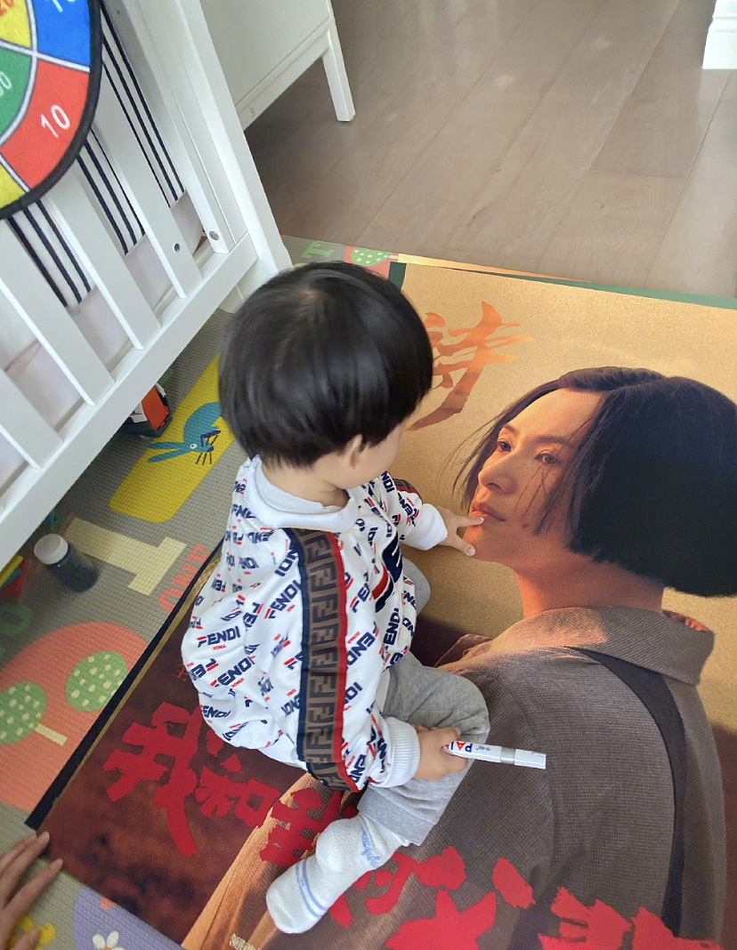 章子怡晒儿子亲吻电影海报里的妈妈，宠溺地感慨：深情的小可爱 - 3