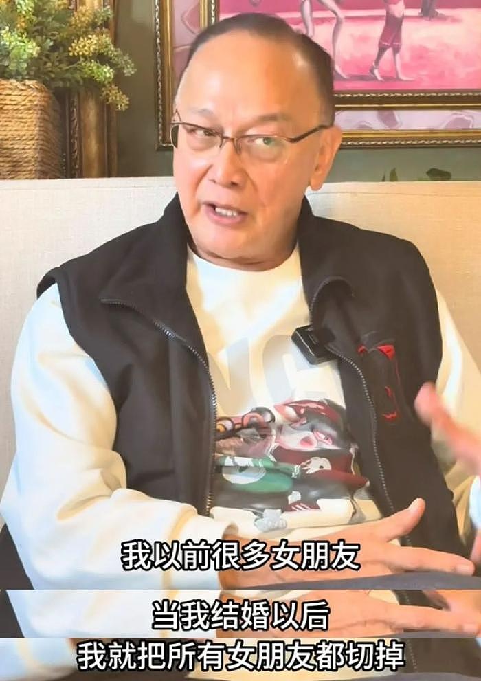 73岁港星抱怨回香港拍戏被压榨，已定居内地，唱歌难听却商演不断 - 11