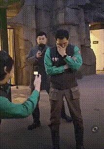 熊猫福宝韩国饲养员装哭惹群嘲，两个摄像师跟拍特写，比韩剧还假 - 8