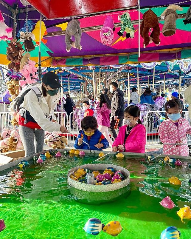 钟嘉欣挺第三胎孕肚陪子女去游乐场玩耍 与子女戴着口罩开心合影 - 4