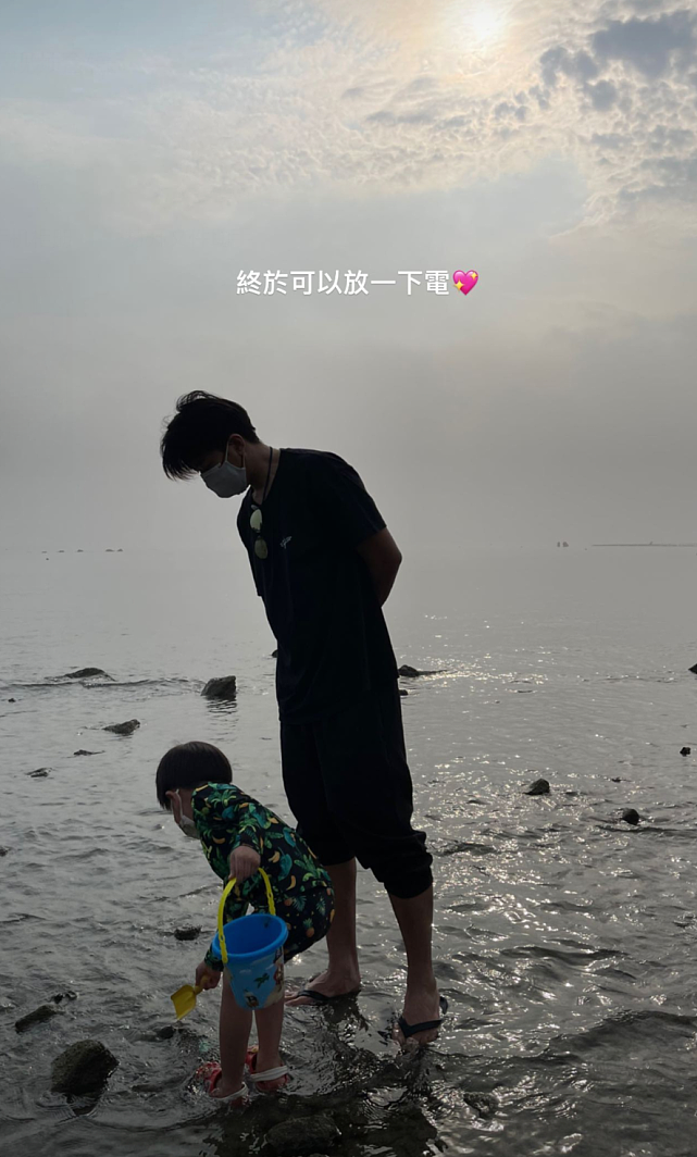TVB小生黎诺懿让儿子在家抗疫不无聊 将浴缸改钓虾场让儿子解闷 - 8