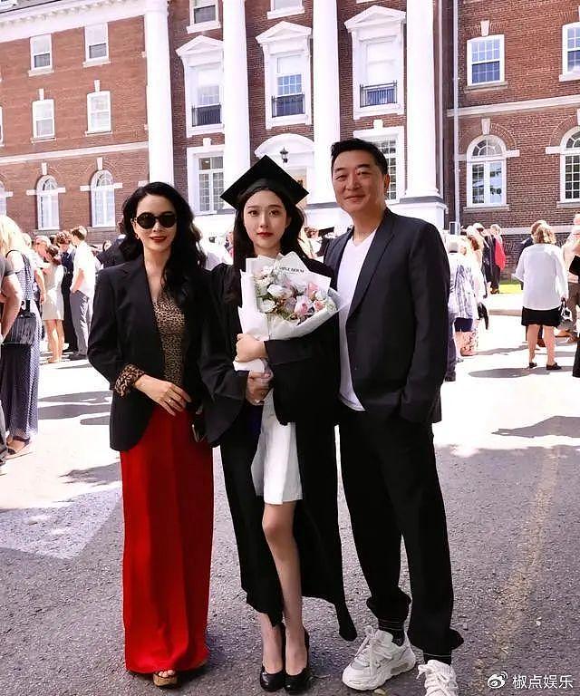 邵峰携妻子参加女儿毕业典礼！18岁女儿颜值超高，已拥有加拿大籍 - 1