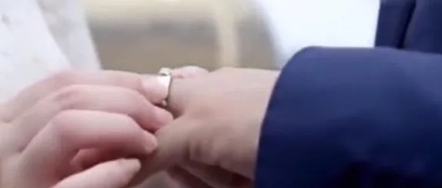 主持人周玉琴官宣二婚，嫁给64岁大学副教授，两人已交换戒指 - 2