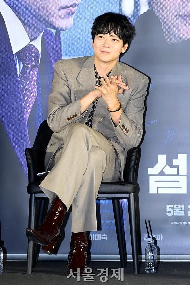 韩国知名男星，发布会造型吸睛，西装搭配挂脖吊带，高帮皮鞋显眼 - 5