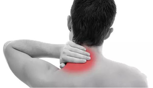 脖子落枕最快治愈方法，左边脖子疼痛要警惕四种原因