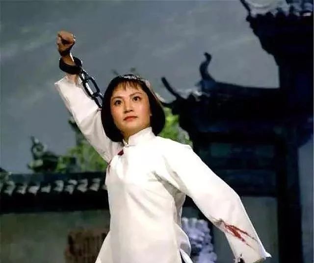 76岁“白骨精”杨春霞，曾是著名京剧演员，今满头银发仍气质依旧 - 3