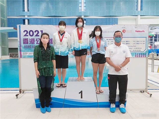 郭晶晶带女儿看香港跳水锦标赛，感慨从运动员身上看到了当年的自己 - 1
