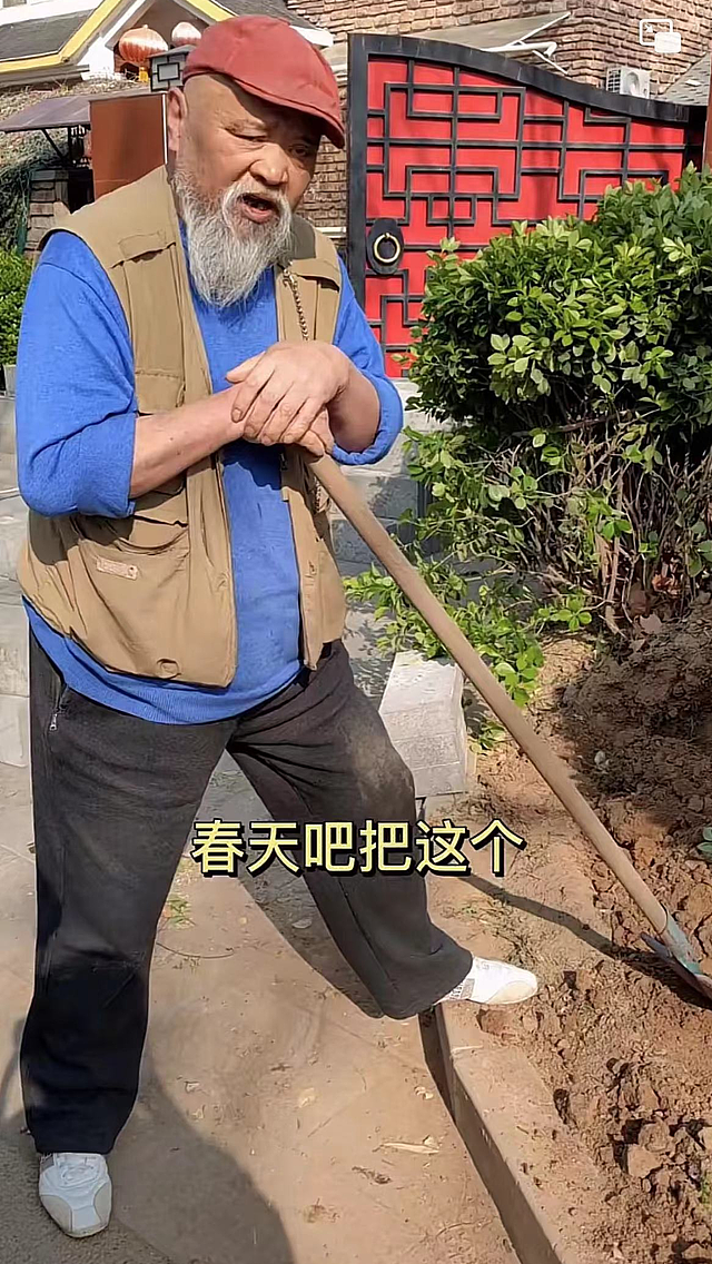 老演员李琦在北京摆摊卖烤串，50元一串忙前忙后，胡子拉碴很神气 - 10