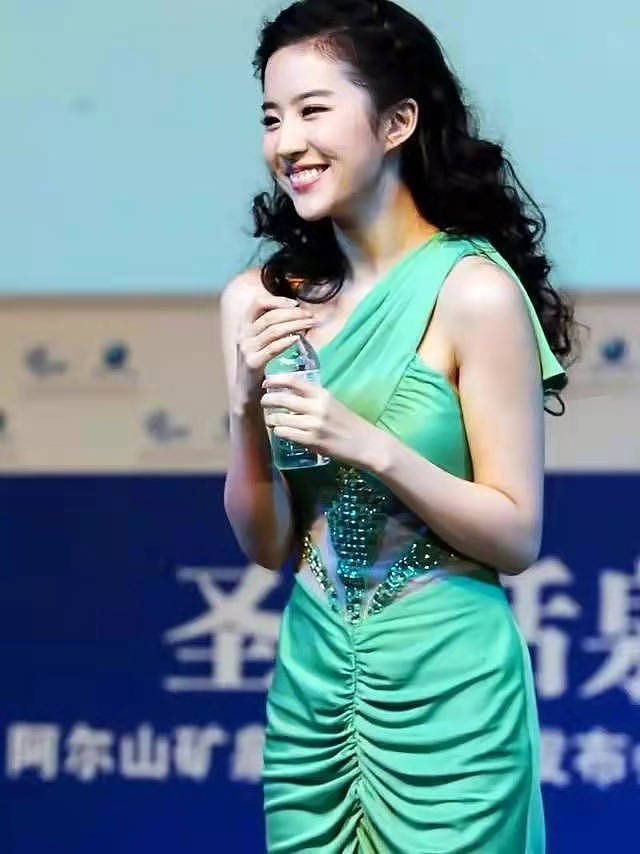 刘亦菲穿镂空长裙亮相，“喝水动作”引起热议，评论数超过2400条 - 2
