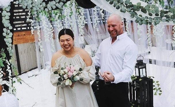 前TVB女星大婚嫁外国男友，婚礼在朋友花园办，露肩婚纱小秀性感 - 3