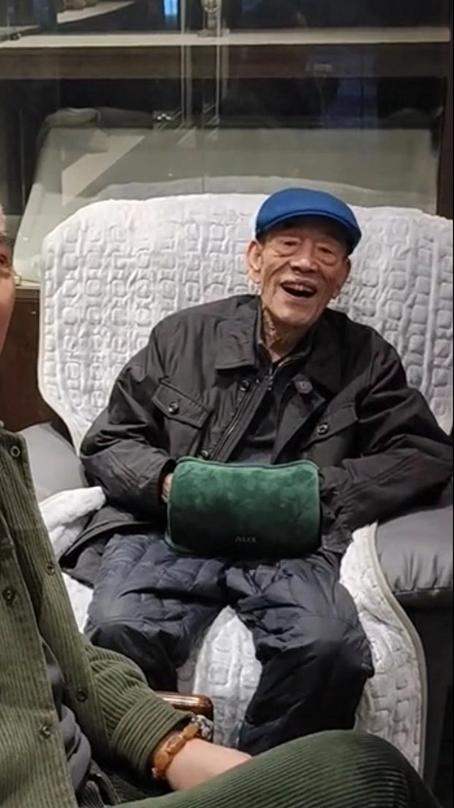90岁杨少华与儿孙聚会，身形消瘦仍爱吃肉抽烟，一家六口如复制 - 3