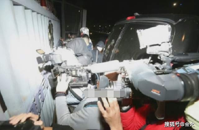王力宏机场黑眼圈明显！车子故意冲撞记者，场面混乱人被压上栏杆 - 7