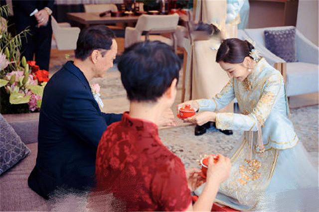 魏晨于玮婚礼现场图，穿中式礼服向长辈敬酒鞠躬，场面高甜 - 3