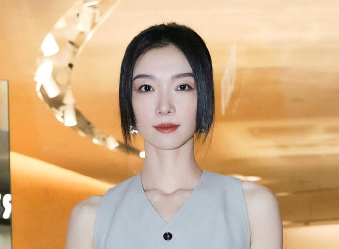 上海电影节明星怼脸生图：王源痘坑闭口明显，于文文变网红脸 - 8